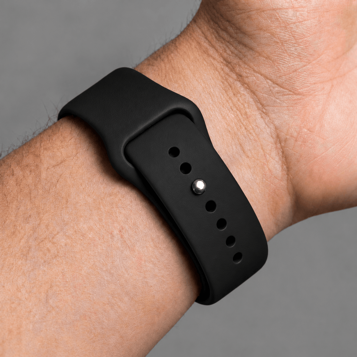 Zwart BnationX Amsterdam Apple Watch-bandje om de pols, close-up van siliconen horlogebandje.
