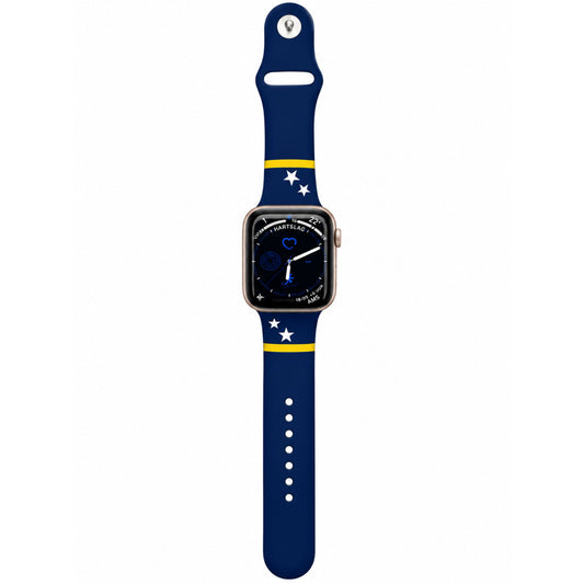 Curaçao Apple Watch horlogebandje van BnationX in blauw met gele strepen en witte sterren, bevestigd aan een Apple Watch.