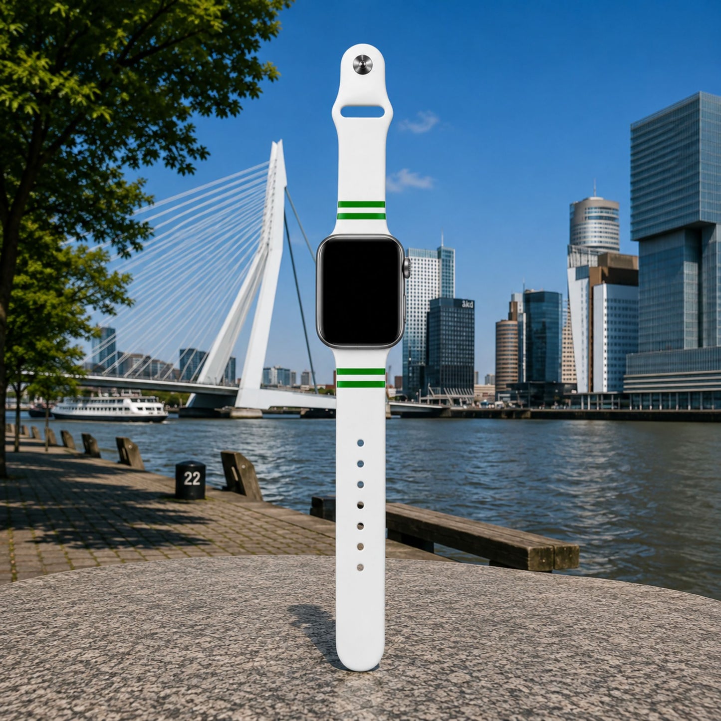 Rotterdam Apple Watch horlogebandje van BnationX in wit en groen, met de Erasmusbrug en skyline van Rotterdam op de achtergrond.