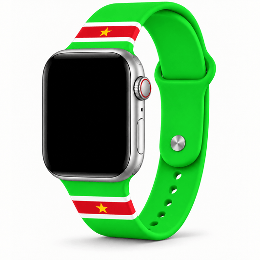 Groen Suriname horlogebandje met rood-witte vlagdetails en gele ster, bevestigd aan een smartwatch.
