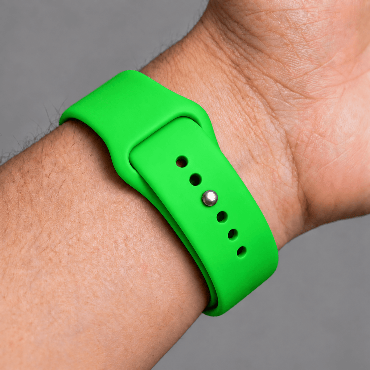 Groen BnationX Suriname Apple Watch-bandje om de pols, close-up van siliconen horlogebandje.