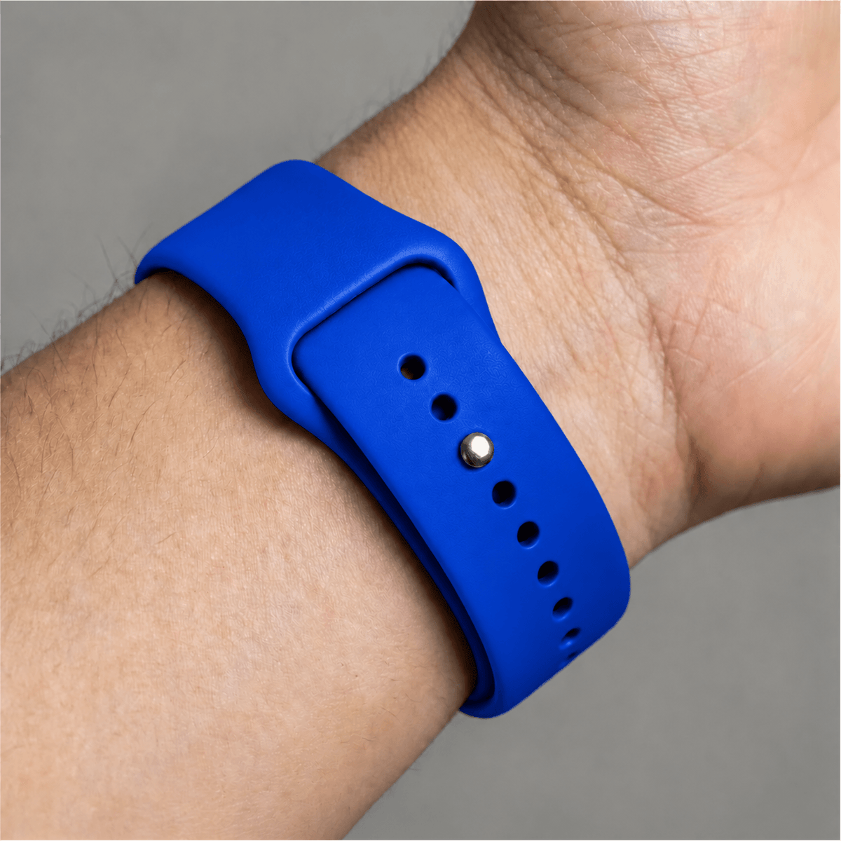 Blauw BnationX Curaçao Apple Watch-bandje om de pols, close-up van siliconen horlogebandje.