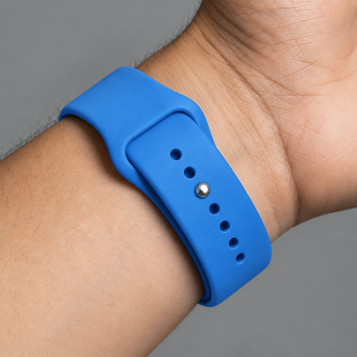 Blauw BnationX Friesland Apple Watch-bandje om de pols, close-up van siliconen horlogebandje.