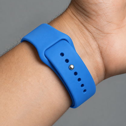 Blauw BnationX Friesland Apple Watch-bandje om de pols, close-up van siliconen horlogebandje.