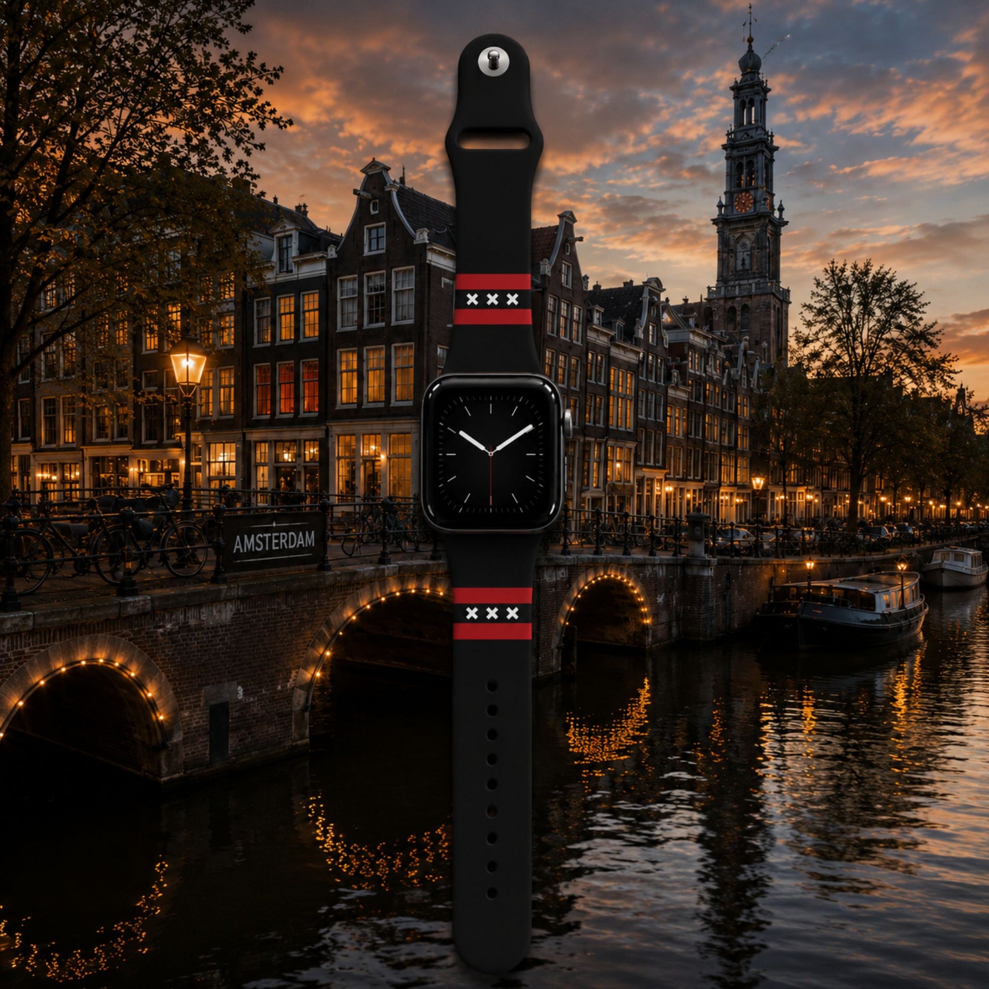 Amsterdam Apple Watch horlogebandje van BnationX in zwart met drie Andreaskruisen, afgebeeld bij de Amsterdamse grachten tijdens zonsondergang.