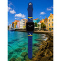 Blauw Curaçao Apple Watch bandje van BNationX met gele strepen en witte sterren, geïnspireerd op de vlag van Curaçao. Silicone smartwatch band met zwart horloge voor supporters en eilandliefhebbers, afgebeeld bij de kleurrijke Handelskade in Willemstad.