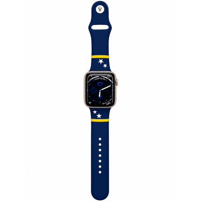 Curaçao Apple Watch horlogebandje van BnationX in blauw met gele strepen en witte sterren, bevestigd aan een Apple Watch.