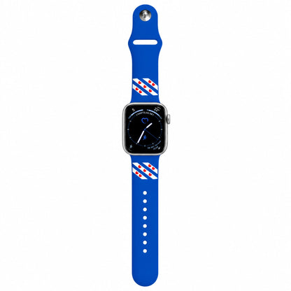 Blauw horlogebandje met Friese vlagdetails, afgebeeld met een smartwatch op een witte achtergrond.