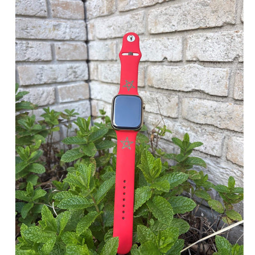 Marokko Apple Watch bandje van BNationX met rode silicone band en groene sterren, geïnspireerd op de Marokkaanse vlag. Smartwatch band afgebeeld in natuurlijke setting voor sportieve en stijlvolle looks.