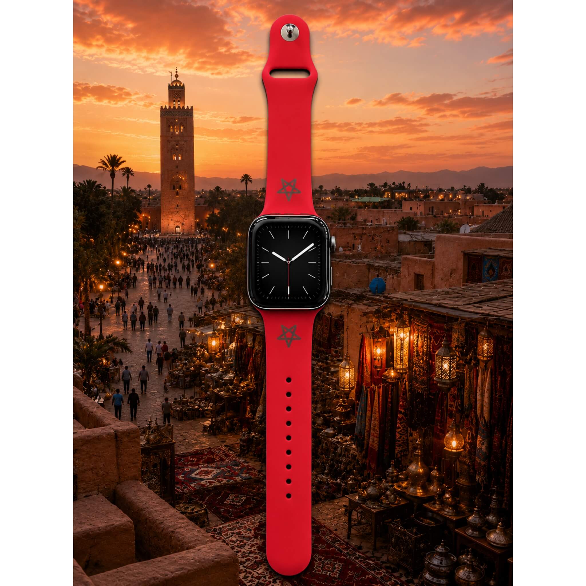 Marokko Apple Watch bandje van BNationX met rode silicone band en groene sterren, geïnspireerd op de Marokkaanse vlag. Smartwatch band afgebeeld in sfeervolle Marrakech setting tijdens zonsondergang.