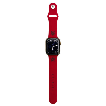 Marokko Apple Watch horlogebandje van BnationX in rood met groene Marokkaanse sterren, afgebeeld met Marrakech en de Koutoubia-moskee bij zonsondergang op de achtergrond.
