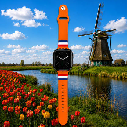 Oranje Nederland Apple Watch horlogebandje van BnationX met rood-wit-blauwe details, afgebeeld voor een Nederlandse molen en tulpenvelden.