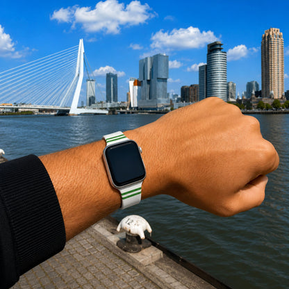 Rotterdam Apple Watch horlogebandje van BnationX om de pols van een man, met de Erasmusbrug en skyline van Rotterdam op de achtergrond.