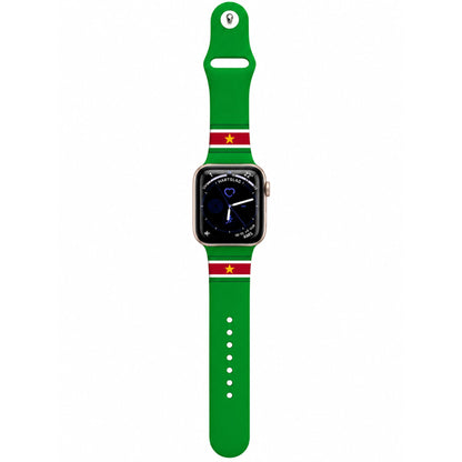 Suriname Apple Watch horlogebandje van BnationX in groen met rood-witte details en gele ster, bevestigd aan een Apple Watch.