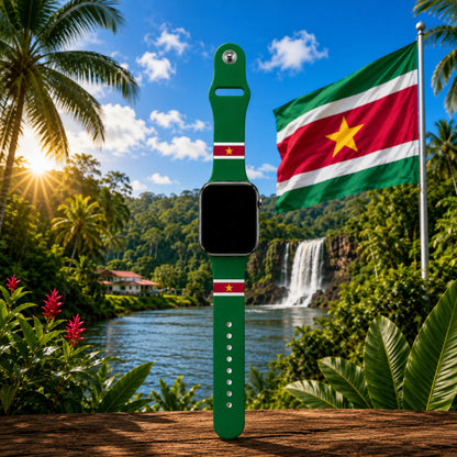Suriname Apple Watch horlogebandje van BnationX in groen, rood en wit met gele ster, afgebeeld met de Surinaamse vlag en tropische natuur op de achtergrond.