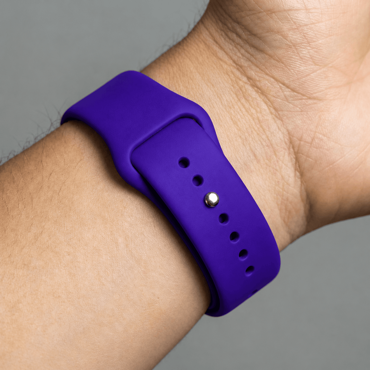 Paars BnationX LGBTQ+ Apple Watch-bandje om de pols, close-up van siliconen horlogebandje.
