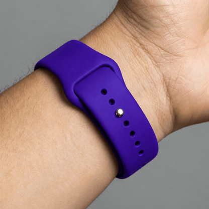 Paars BnationX LGBTQ+ Apple Watch-bandje om de pols, close-up van siliconen horlogebandje.
