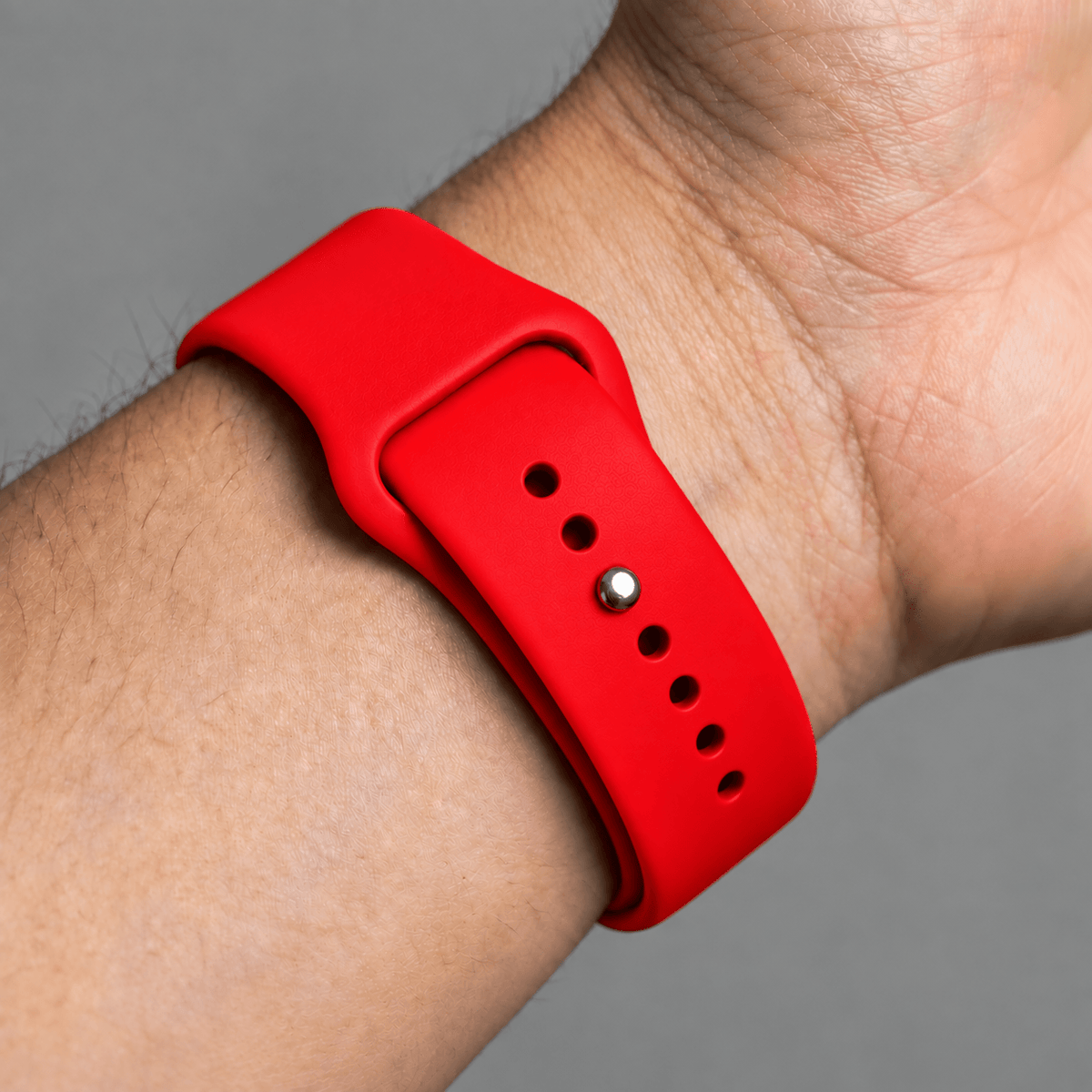 Rood BnationX Marokko Apple Watch-bandje om de pols, close-up van siliconen horlogebandje.