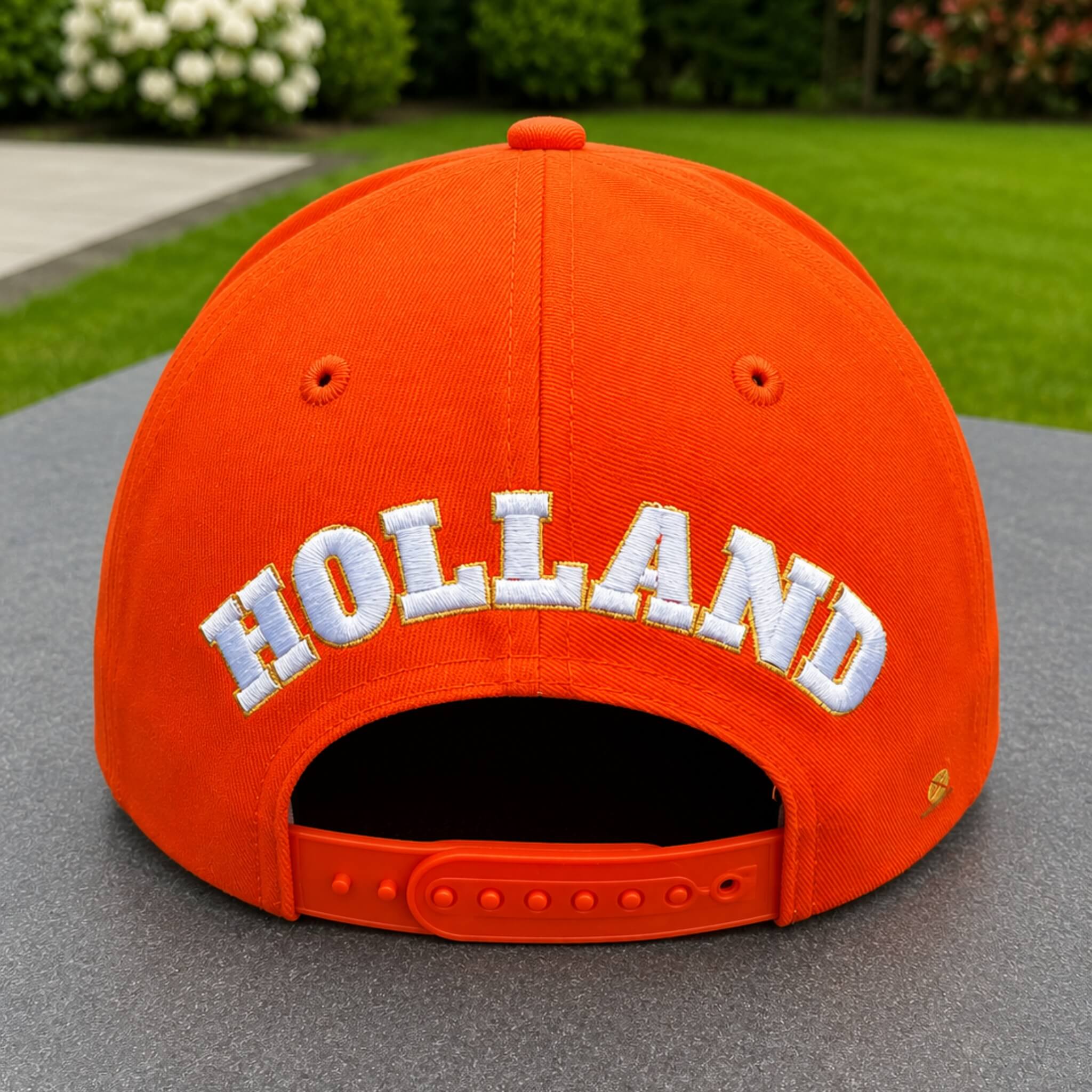 Achterkant van een oranje Holland supporterspet van BNationX met geborduurd “HOLLAND” logo en verstelbare sluiting. Sportieve cap voor Oranje supporters en WK voetbal fans.