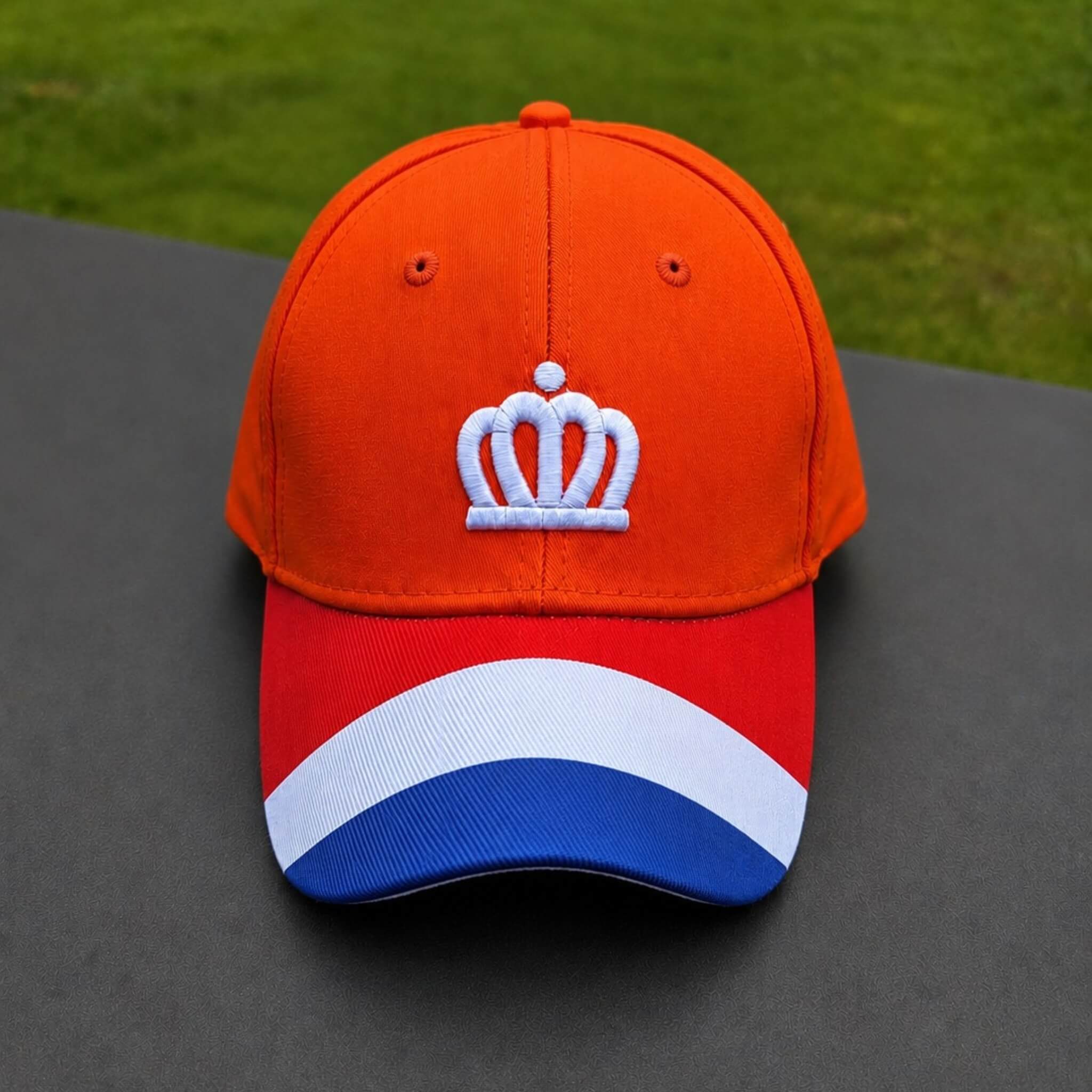 Oranje Holland supporterspet van BNationX met wit kroonlogo en rood-wit-blauwe details op de klep. Sportieve cap voor Oranje supporters, WK voetbal fans en Nederlandse streetwear.