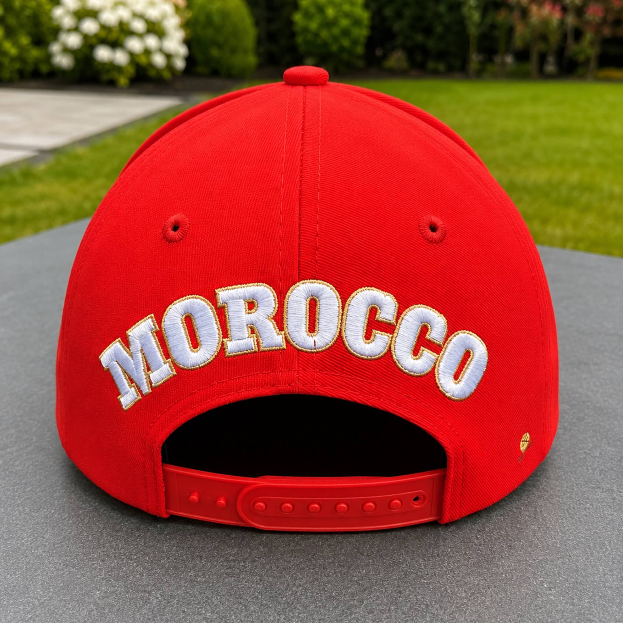 Achterkant van een rode Marokko supporterspet van BNationX met geborduurd “MOROCCO” logo en verstelbare sluiting. Sportieve cap geïnspireerd op de Marokkaanse vlag voor supporters en streetwear.