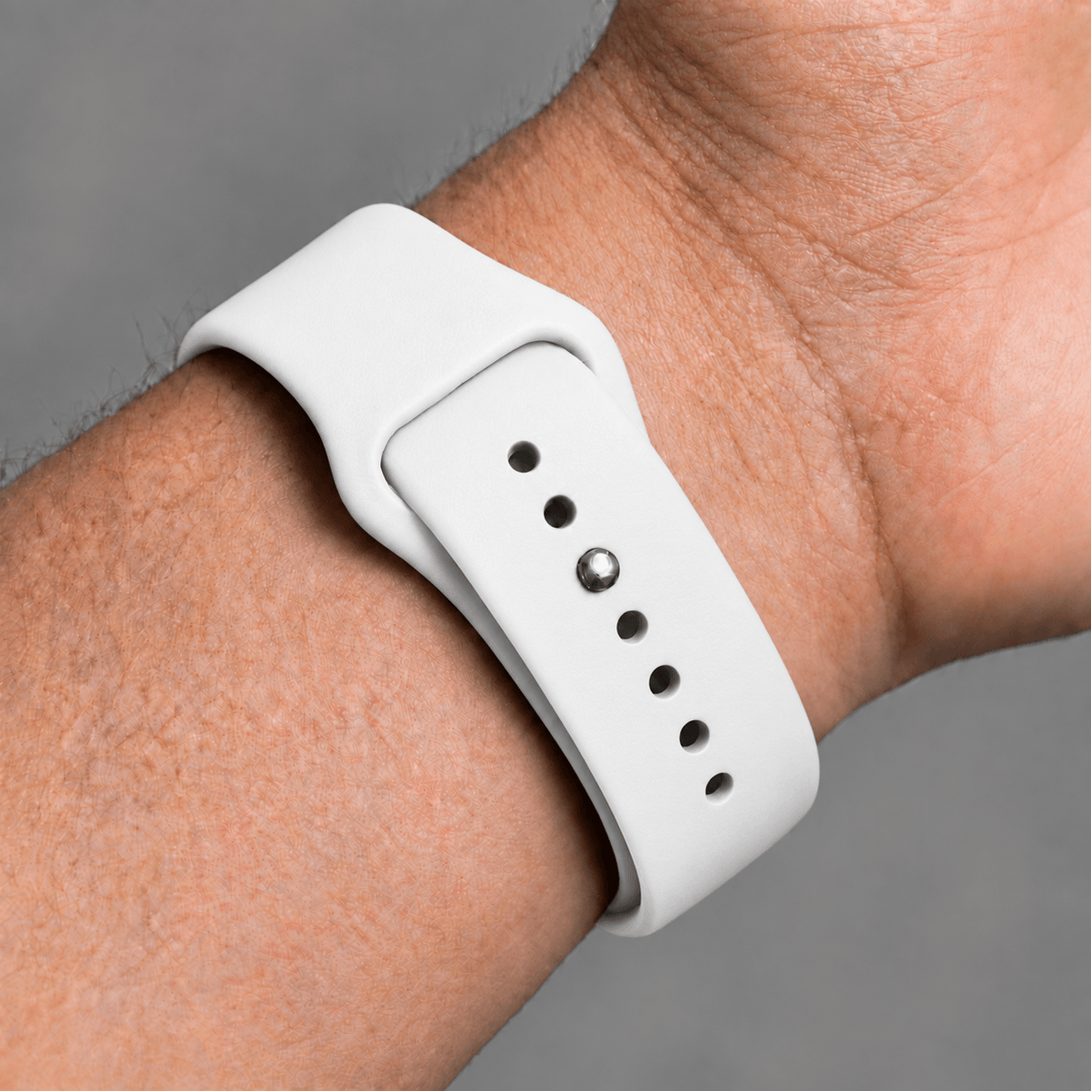 Wit BnationX Rotterdam Apple Watch-bandje om de pols, close-up van siliconen horlogebandje.