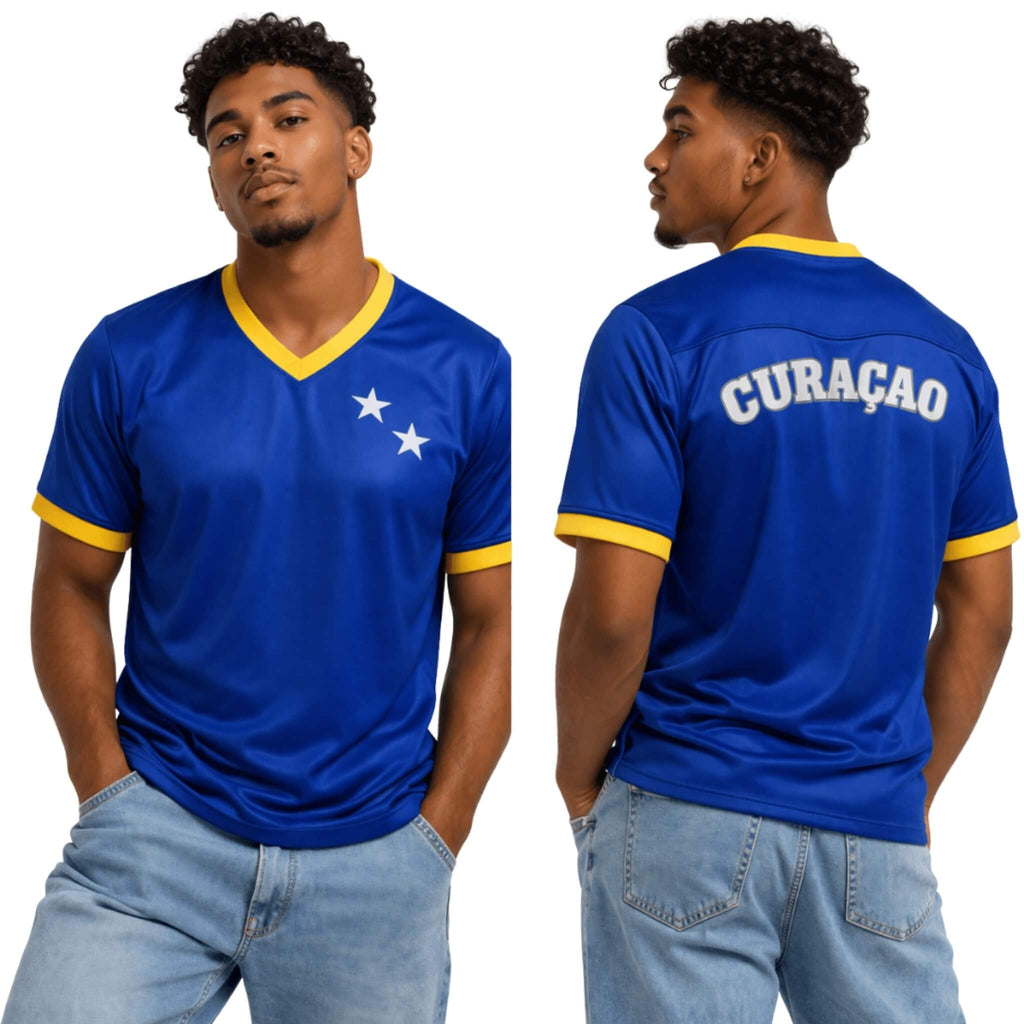 Man draagt een blauw Curaçao supportersshirt van BNationX met gele details en witte sterren. Voor- en achterkant van uniseks supporterskleding met “CURAÇAO” op de rug, geïnspireerd op de Curaçaose vlag.