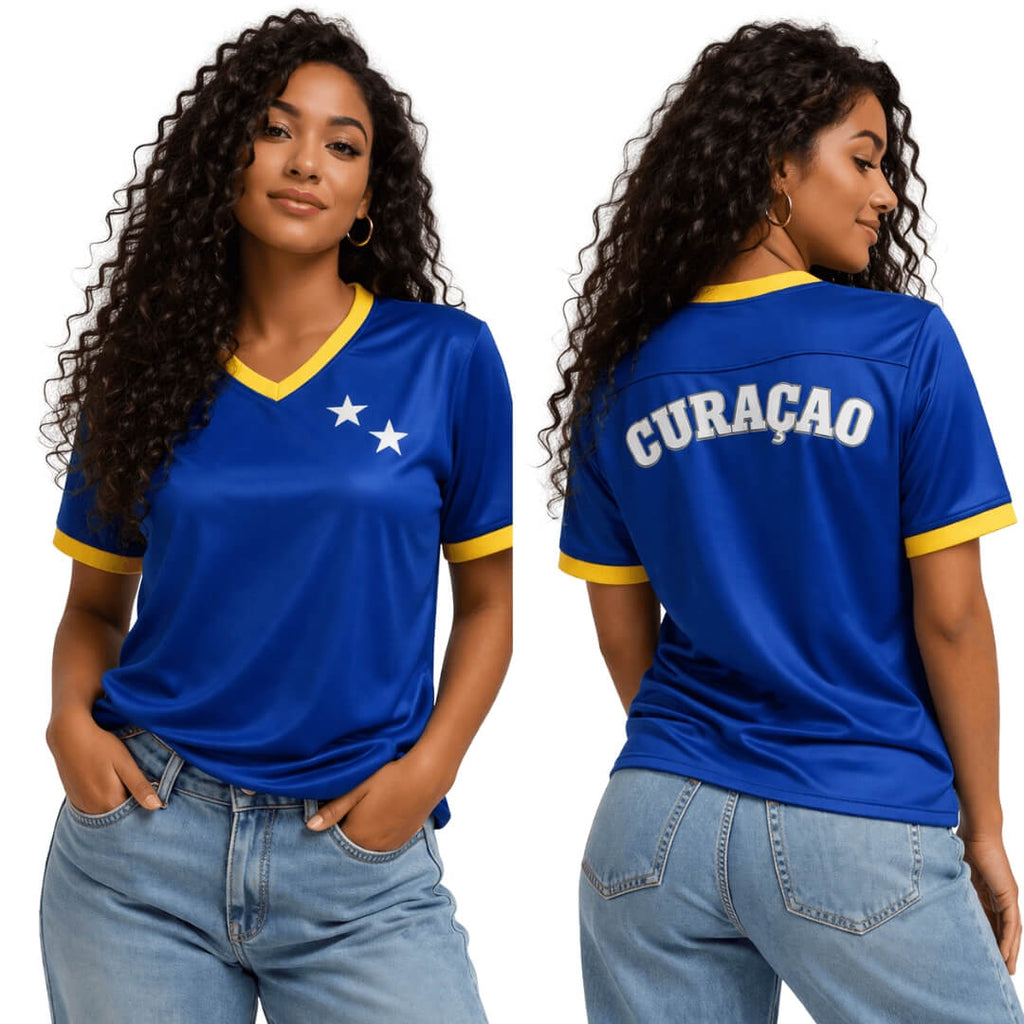 Vrouw draagt een blauw Curaçao supportersshirt van BNationX met gele details en witte sterren. Voor- en achterkant van uniseks supporterskleding met “CURAÇAO” op de rug, geïnspireerd op de Curaçaose vlag.