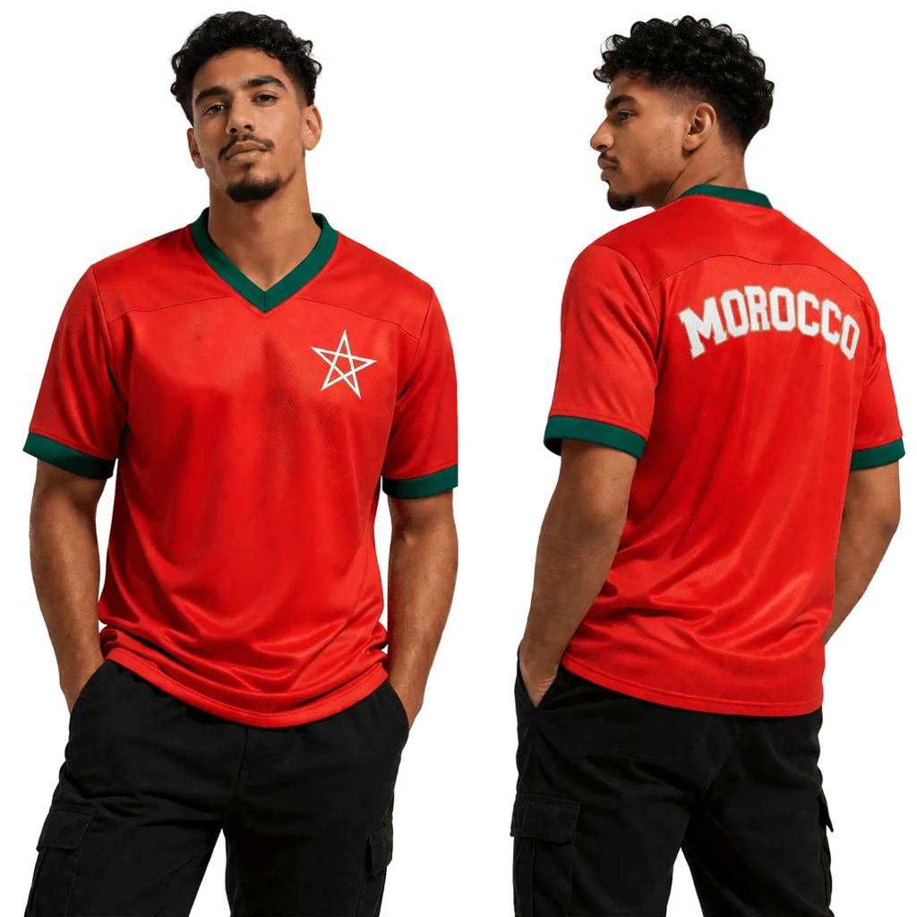 Marokkaanse mannelijke supporter in rood fanshirt met groene ster en Morocco op de achterkant, voor- en zijaanzicht