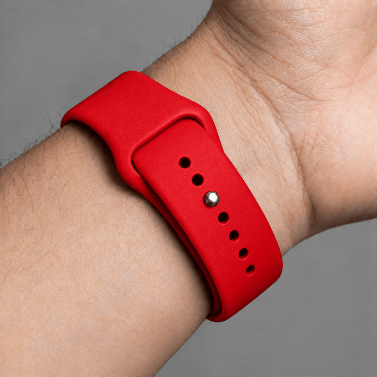 Rood BnationX Turkije Apple Watch-bandje om de pols, close-up van siliconen horlogebandje.