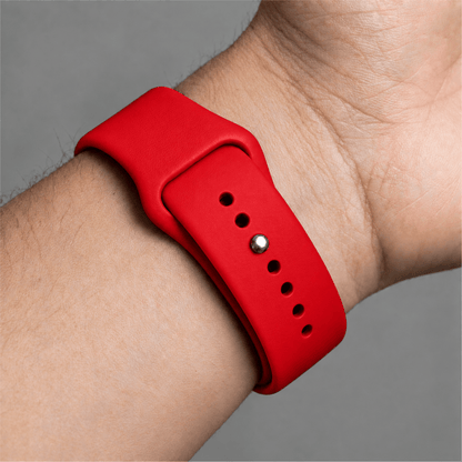Rood BnationX Turkije Apple Watch-bandje om de pols, close-up van siliconen horlogebandje.