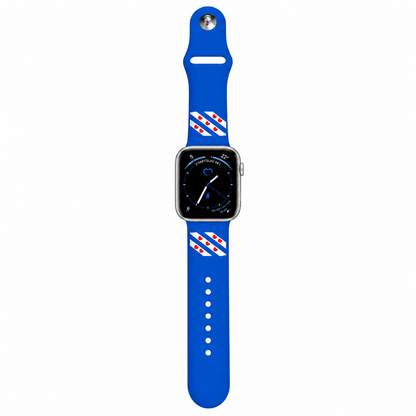 Blauw horlogebandje met Friese vlagdetails, afgebeeld met een smartwatch op een witte achtergrond.