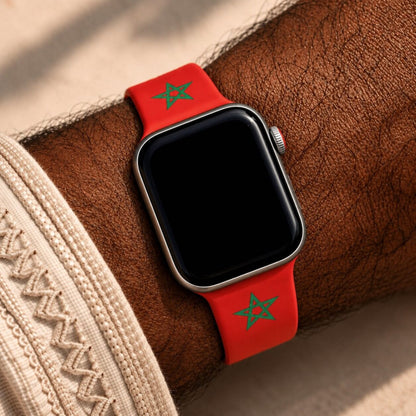 Marokko Apple Watch bandje van BNationX met rode silicone band en groene sterren, gedragen om de pols van een man. Smartwatch band geïnspireerd op de Marokkaanse vlag voor supporters en stijlvolle streetwear looks.