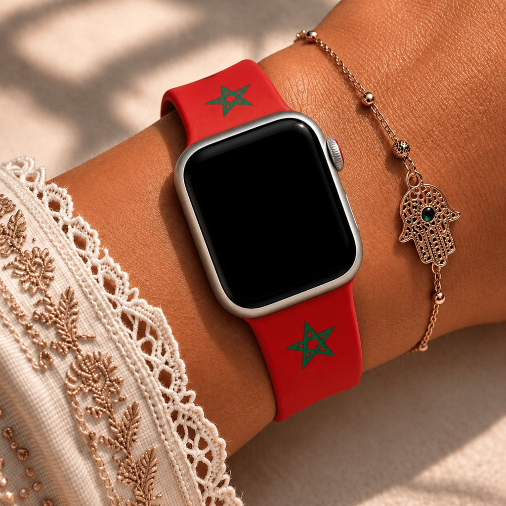 Marokko Apple Watch bandje van BNationX met rode silicone band en groene sterren, gedragen om de pols van een vrouw. Stijlvolle smartwatch band geïnspireerd op de Marokkaanse vlag met elegante sieraden en traditionele details.