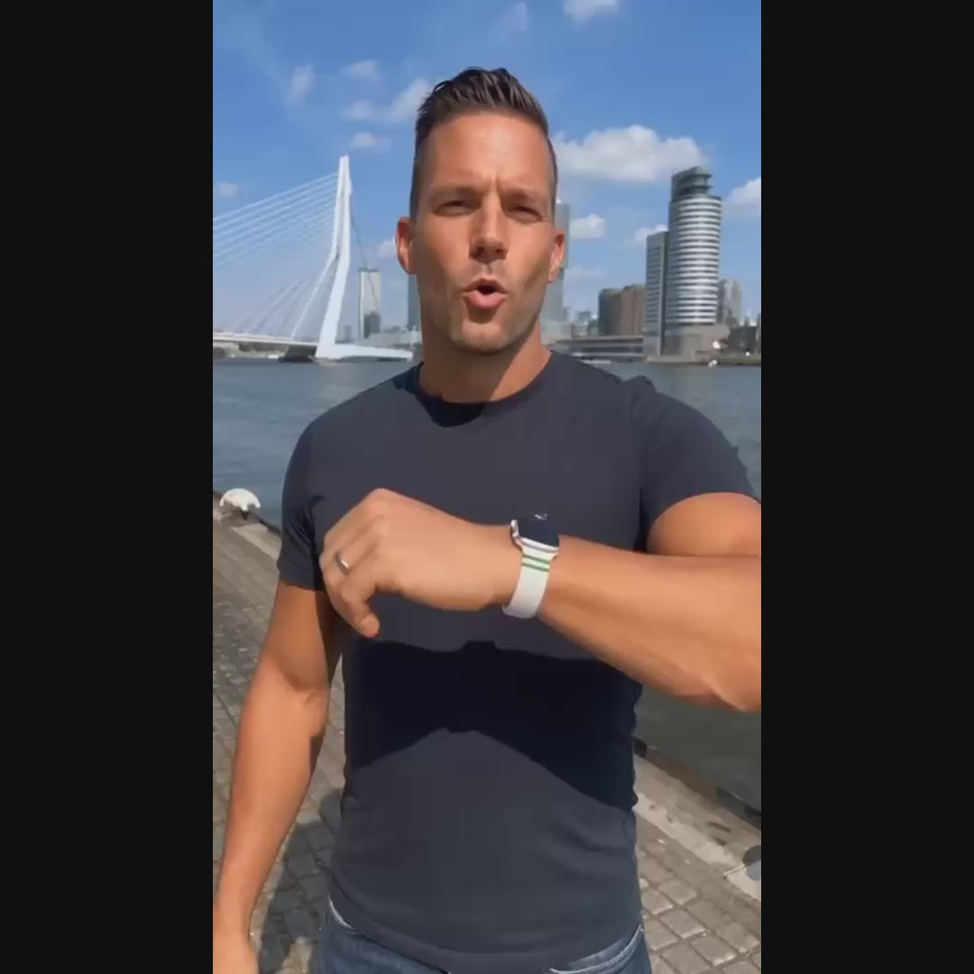 BnationX Rotterdam Apple Watch bandje met Rotterdam-design, gedragen om de pols.