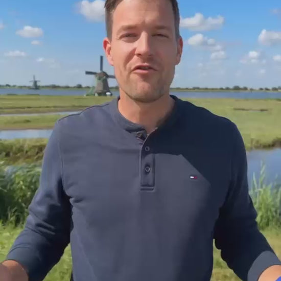 BnationX Friesland Apple Watch bandje met Friese vlag en pompeblêden, gedragen om de pols.