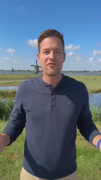 BnationX Friesland Apple Watch bandje met Friese vlag en pompeblêden, gedragen om de pols.
