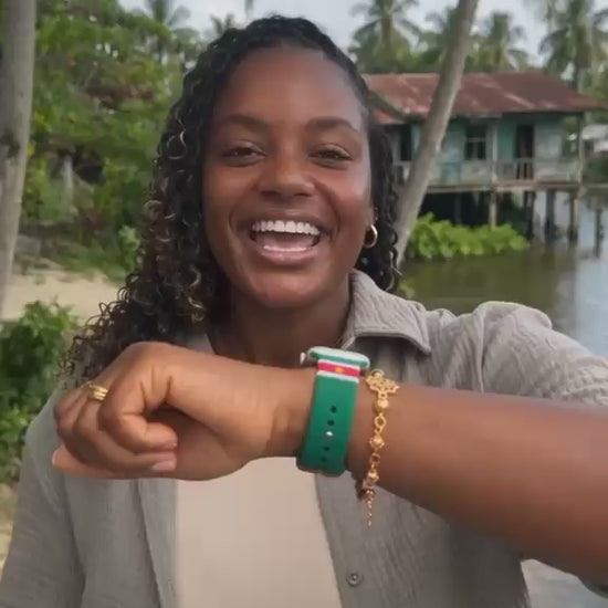 BnationX Suriname Apple Watch bandje met Surinaamse vlag, gedragen om de pols. Video toont het kleurrijke siliconen horlogebandje en het unieke Suriname-design vanuit verschillende hoeken.