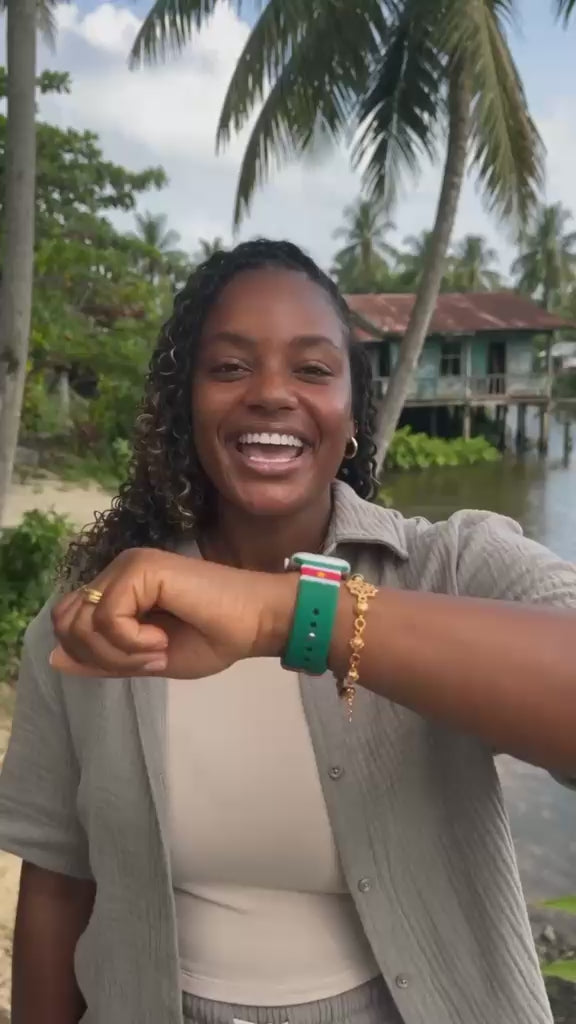 BnationX Suriname Apple Watch bandje met Surinaamse vlag, gedragen om de pols. Video toont het kleurrijke siliconen horlogebandje en het unieke Suriname-design vanuit verschillende hoeken.