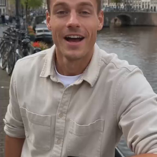 BnationX Amsterdam Apple Watch bandje met de drie witte Andreaskruisen op een zwart-rood design. Video toont het siliconen horlogebandje om de pols vanuit verschillende hoeken.