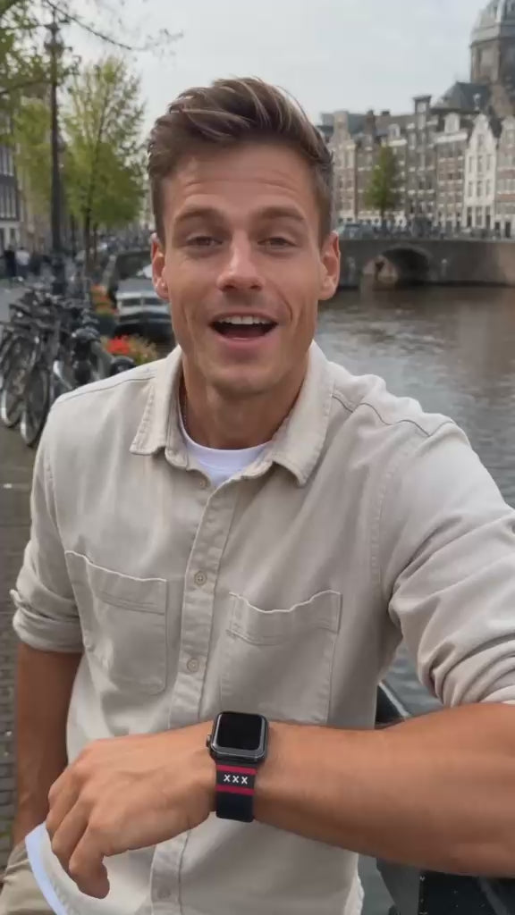 BnationX Amsterdam Apple Watch bandje met de drie witte Andreaskruisen op een zwart-rood design. Video toont het siliconen horlogebandje om de pols vanuit verschillende hoeken.