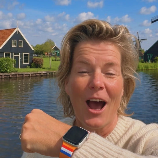 BnationX Nederland Apple Watch bandje met rood-wit-blauw vlagdesign, gedragen om de pols.