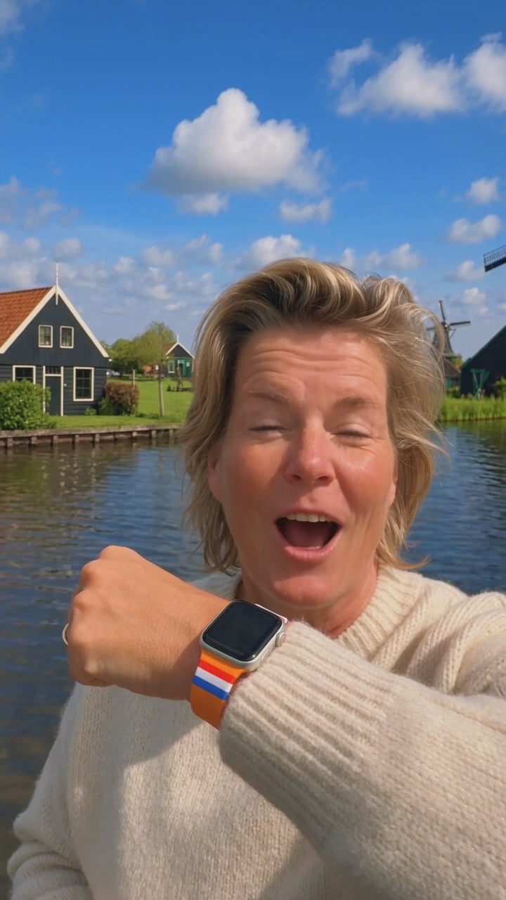 BnationX Nederland Apple Watch bandje met rood-wit-blauw vlagdesign, gedragen om de pols.