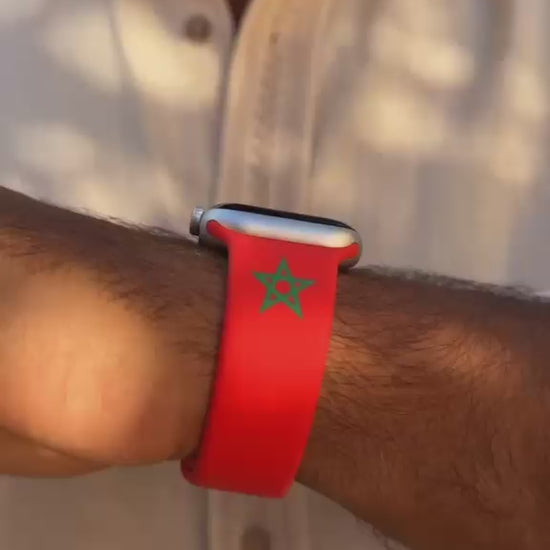BnationX Marokko Apple Watch bandje met Marokkaanse vlag en ster, gedragen om de pols.