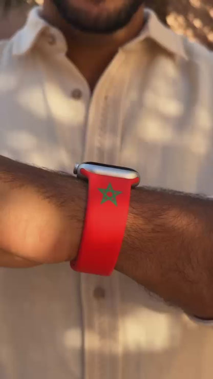 BnationX Marokko Apple Watch bandje met Marokkaanse vlag en ster, gedragen om de pols.