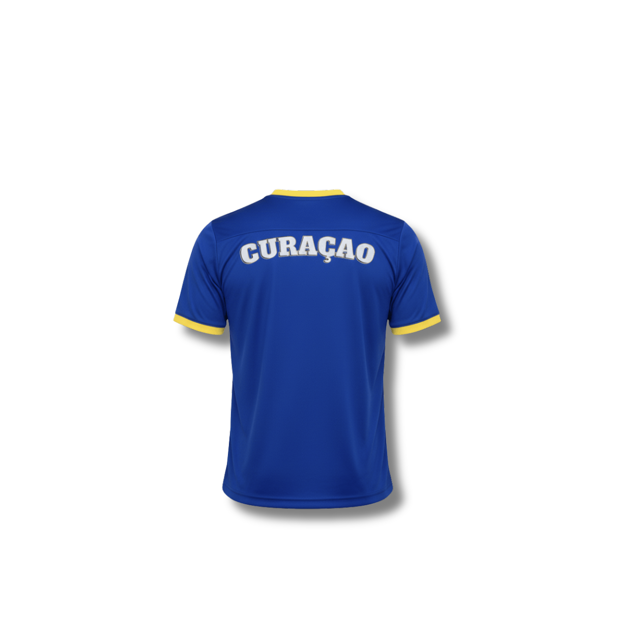 Rustig ogend blauw Curaçao supportersshirt, achterkant met ‘CURAÇAO’ in witte letters en gele details aan de kraag en mouwen