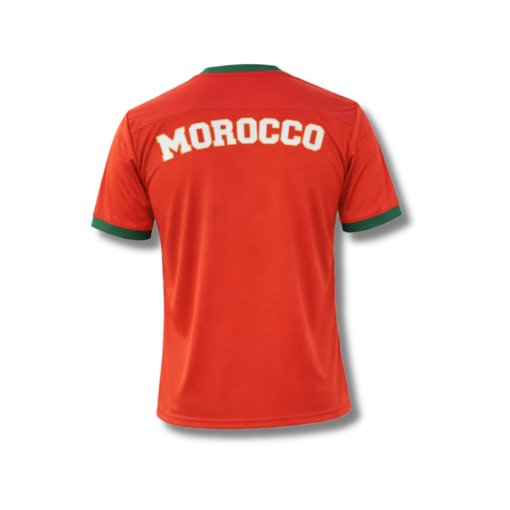 Rustig ogend rood Marokkaans supportersshirt, achterkant met ‘MOROCCO’ in witte letters en groene details aan de mouwen en kraag
