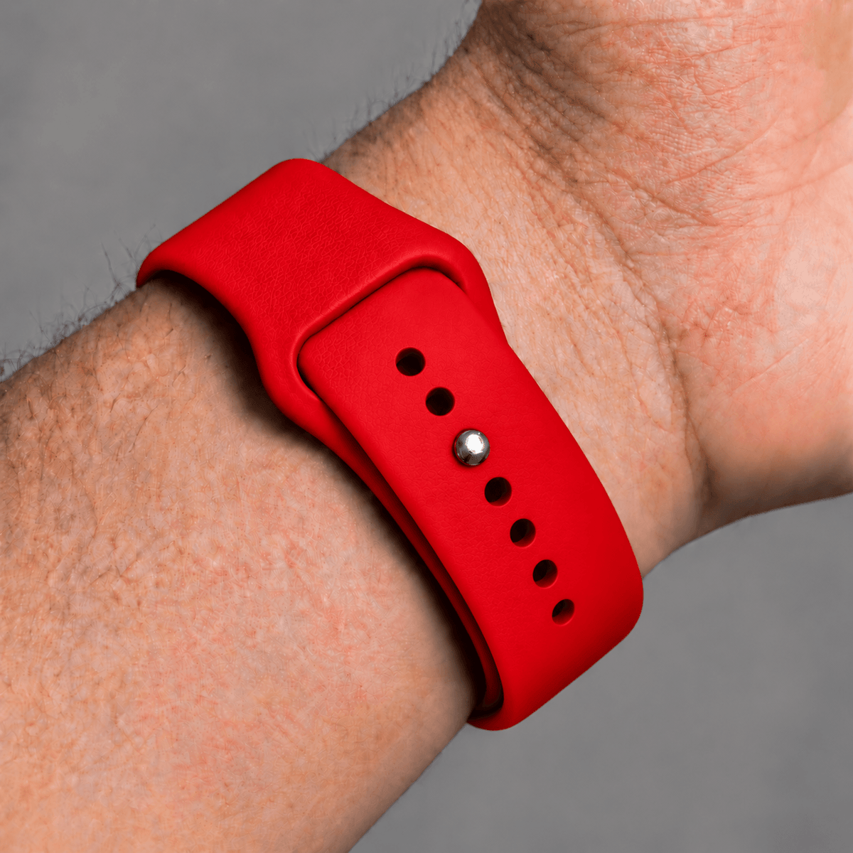 Rood BnationX Utrecht Apple Watch-bandje om de pols, close-up van siliconen horlogebandje.