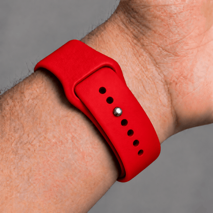 Rood BnationX Utrecht Apple Watch-bandje om de pols, close-up van siliconen horlogebandje.